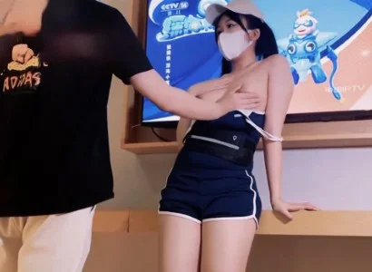 Em bán TV xinh đẹp với chàng khách hàng may mắn