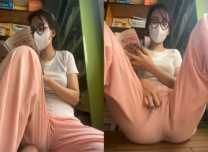 Con nhỏ vừa đọc sách vừa để sextoy trong lồn