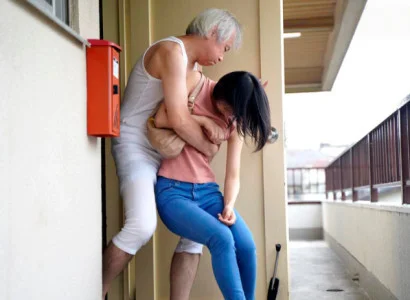 Cô vợ trẻ bị bố chồng già cưỡng bức