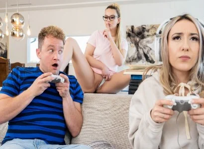 thiếu nữ bị bạn thân cướp người yêu ngay khi đang mải chơi game