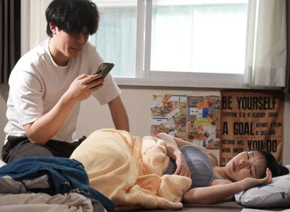 Gã chồng đê mê nhìn cảnh người yêu phản bội