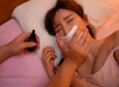 Một kẻ sử dụng thuốc mê để cô em họ xinh đẹp lơ mơ rồi quan hệ
